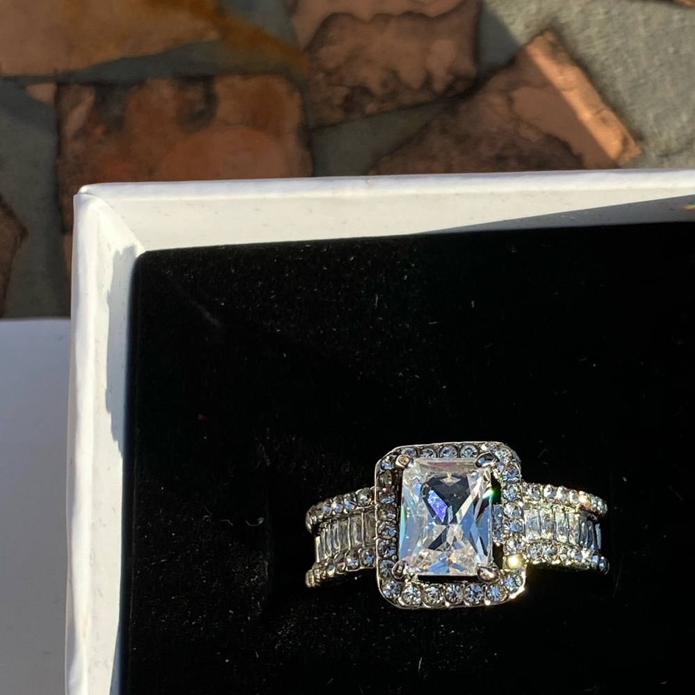 Beautiful Ring - Picture 3 of 9